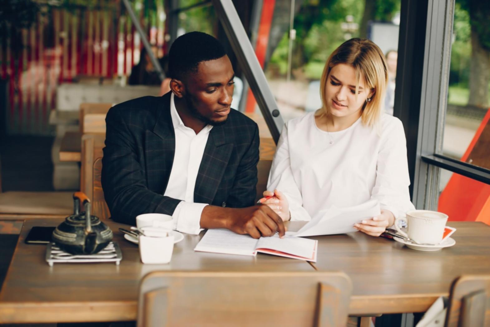 Workspace mit modernen Entwicklungstools und Designentwürfen